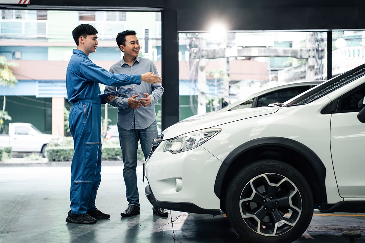 車の状態を説明している様子