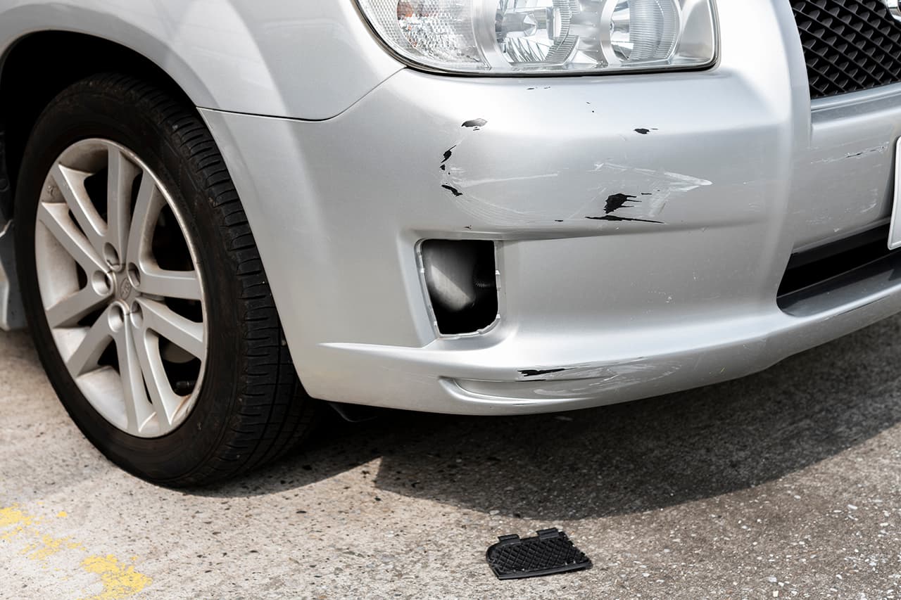 車のフロントが破損している様子