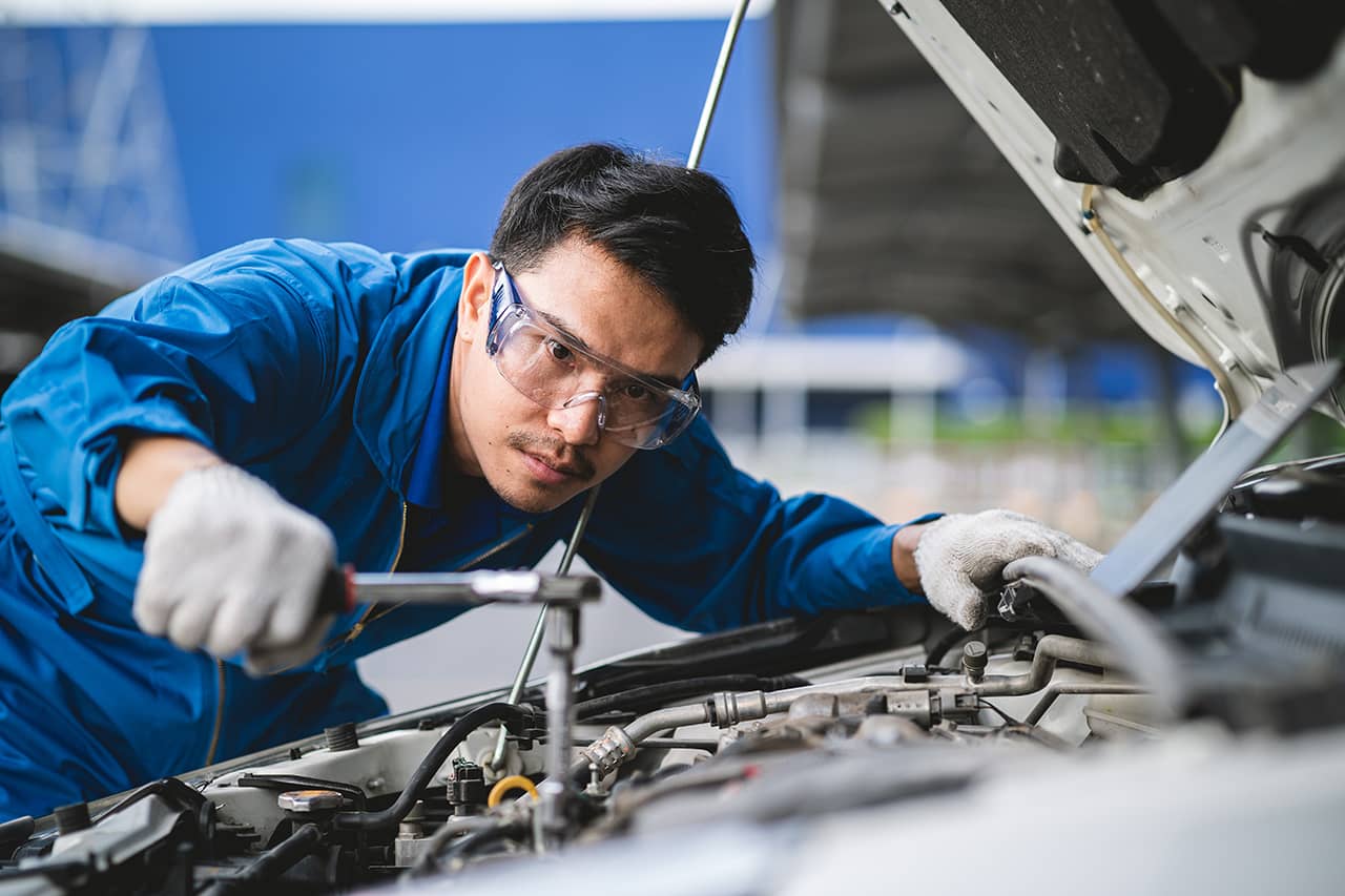車のフロントを整備している整備士